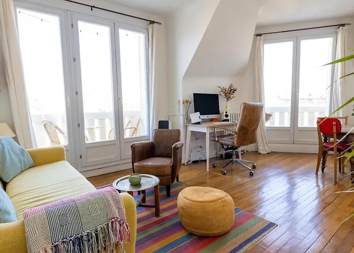 Two Rooms With View Near Canal